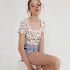 Sun-Imperial Women Button Up Floral Print Crop T-shirt With Lace Neckline High Street Fashion Table S, High Street Fashion, Crop T Shirt, Lace Neckline, Print Models, Lace Fashion, High Fashion Street Style, Crop Tshirt, Summer Tops