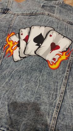 Add some personality to your style with this custom denim jacket. The playing card design is hand-painted with high-quality acrylic paint, ensuring that your jacket will be one of a kind. Acrylic Paint On Denim Jacket, Fabric Paint Ideas Clothing, Denim Painting Jacket, Leather Jacket Painting Ideas, Hand Painted Clothing T Shirts, Custom Jacket Paint, Paint On Hoodie, Acrylic Painting On Clothes, Hand Painted Denim Jacket Art