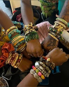 #jewelry #blackgirlaesthetic #goldjewelryideas Black Culture Jewelry Aesthetic, Earthy Black Woman Jewellery, Earthy Bracelets Aesthetic, Black Women Luxury, Chunky Gold Jewelry, Xoxo Jewelry, Explore Aesthetic, Earthy Style