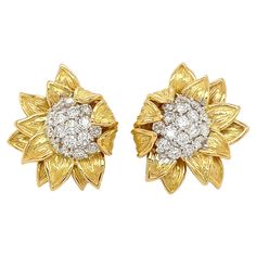 Bloomed sunflowers are illustrated by gold and diamonds. 18k yellow gold textured petals overlap and fold over each other, as they would in real life. A total of 34 round brilliant cut diamonds dance with light in the center. The total weight is 2.98 carats. Clip-backs secure the earrings, which measure 0.97 inches (width) by 1.13 inches (length) by 0.71 inches (depth). Sunflower Wedding Rings, Trendy Gold Jewelry, Jewellery Patterns, Runway Jewelry, Sunflower Jewelry, Flowers Jewelry, David Webb, Sunflower Earrings, 18k Gold Earrings