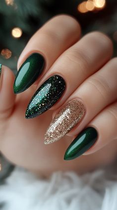 Green Glitter Christmas Nail Designs, Nail Ideas For Fall Wedding, Green Nails Gold Glitter, Green Gold Nails Christmas, Green Sparkling Nails, Christmas Nail 2024 Trends, Dark Winter Nail Ideas, Dark Green Sparkle Nails, Fall/christmas Nails