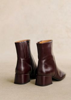 Paulette Low Boots - Iced chocolate  - Bovine leather - Sézane Brown Leather Square Toe Boots, Parisian Boots, Cowboy Ankle Boots Outfit, Sezane Boots, Brown Square Toe Boots, Iced Chocolate, Outfit Building, Square Toe Boots, Low Boots