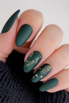 Simple Nail Design Christmas, Green January Nails, Green And Gold Winter Nails, Imbolc Nails, Matte Green Christmas Nails, Christmas Matte Nails, Green And Gold Nails Ideas, Forest Green Christmas Nails, Short December Nails