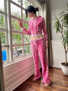 Soft fleece pink leopard print 2 piece zip up hoodie with low rise sweat pants. Can also be sold as a separate, just message me. Alternative Hoodie, Leopard Print Hoodie, Womens Hoodies, Hoodie Women, Pink Leopard Print, Pink Leopard, Sweat Pants, Fleece Sweatshirt, Print Hoodie