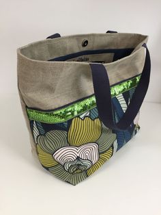 🌸 Un sac cabas "Arty" pour une touche d'élégance florale 🌸 Présentant un irrésistible mélange de sophistication et de style, le Sac cabas Isa en lin à fleurs Arty et paillettes vertes ajoute une touche d'originalité à votre garde-robe. Ce sac, aux accents retro et aux fleurs vintage, est votre nouveau compagnon polyvalent qui fait la part belle �à la fonctionnalité sans compromettre le style. Fabriqué à partir de pur lin naturel, ce sac cabas offre une sensation de douceur et une durabilité iné Painted Tote, Tablet Bag, Green Sequins, Large Handbags, Canvas Shopping Bag, Zip Pouch, Wallet Bag, Shopper Bag, Sewing Bag