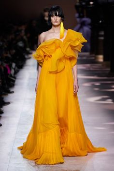 Givenchy Spring 2020 Couture collection, runway looks, beauty, models, and reviews. Rock Dress, فستان سهرة, John Galliano, Vogue Fashion