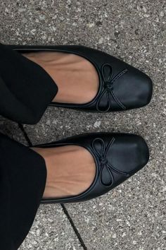 Squared Toe Ballerinas Black Flats Shoes Black, Square Ballerina Shoes, Ballet Slipper Shoes, Black Ballet Flats Aesthetic, Nice Shoes Women Classy, All Black Shoes Women, Square Toe Ballet Flats, Ballerina Shoes Outfit, Black Dress Shoes For Women