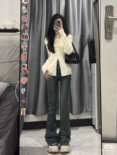 Chinese Douyin, Flare Jean Outfit, Korean Fashion Grunge, Y2k Acubi, Peony Aesthetic, Simple Streetwear, Flare Jeans Outfit, Cute Shopping, Street Outfits