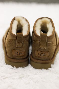 Our "UGG Classic Ultra Mini (Chestnut)" has a lower shaft height, adding easy on-off and enhanced versatility. Featuring everything you love about the original like signature UGG sheepskin and a flexible, lightweight sole, it pairs with virtually anything – the styling options are endless. Chocolate Uggs Outfit, Uggs Fashion, Chocolate Uggs, Ugg Sand, Uggs Ultra Mini, Wishlist Shoes, Ultra Mini Ugg, Ultra Mini Uggs, Mini Ugg Boots