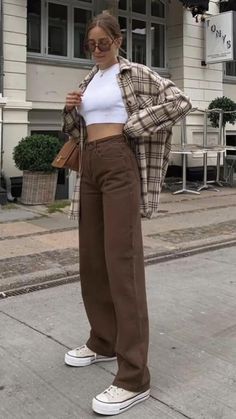 Brown pants ideas for back to school Brown Jeans Outfit, Mode Indie, Look Grunge, Denim Pants Fashion, Flannel Outfits, Beige Outfit, Brown Jeans