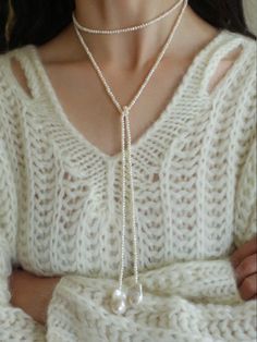 Long Beaded Necklace Ideas, Winter Beaded Jewelry, Pearls Necklace Outfit Casual, Winter Accessories Jewelry, Latest Pearl Necklace Designs, Long Necklace Outfit, Long Beads Necklace, Designer Pearl Necklace, Pearl Necklace Outfit