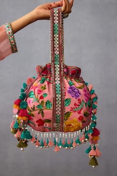 Buy Pink Floral Prints Dil Ruba Anji Potli by Torani Online at Aza Fashions. Potli Design, Diy Bags No Sew, Latina Aesthetic, Festive Outfits, Sewing Easy, Handmade Fabric Bags, Bags Pattern, Potli Bag, Sewing Easy Diy