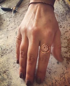 Copper Spiral Circle Ring - Etsy Hammered Wire Jewelry, Leather Pearl Bracelet, Copper Wire Ring, Metal Stamping Jewelry, Stamping Jewelry, Rings To Make, Metal Stamped Jewelry, Wrapped Rings, Hammered Ring