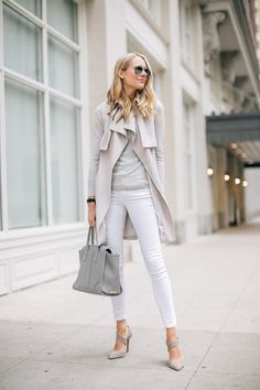 fashion-jackson-white-skinny-jeans-club-monaco-trench-vest-grey-sweater-grey-tote Fall Fashion Coats, Spring Work Outfits, Stylish Winter Outfits, Fashion Jackson, Blue Ivy, Casual Work Outfits, White Pants