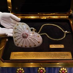 The Mouawad 1001 Nights Diamond Purse, the one-off accessory holds the 2010 Guinness World Record for being the most valuable handbag ever produced, designed by the jeweller Robert Mouawad, handcrafted from 18-karat gold and covered in more than 4,500 diamonds, 381.92 carats in weight. The diamond work took 10 artisans more than 8,800 hours to create. Mouawad Bags, Mouawad 1001 Nights Diamond Purse, Mouawad Jewelry, Diamond Purse, Bags Wishlist, 1001 Nights, Handbag Design, Funny Girl Quotes, World Record