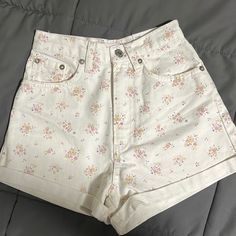 New With Tags. Zara Jean Shorts Size 00. Cream With Flowers Flower Jean Shorts, Cute High Waist Jean Shorts For Spring, Cute White High Waist Bottoms, Cute High Waist White Shorts, Cute High Waist Bottoms For Spring, Cute White Cotton Jean Shorts, Summer Cotton Bottoms With Floral Print, Cute Spring Shorts With Pockets, Cute Bottoms For Spring Day Out