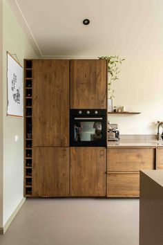 This Japandi kitchen by KOAK Design combines Japanese and Scandinavian aesthetics. Fitted with dark Bamboo Density 448 fronts, the kitchen exudes elegance. Kitchen Japandi, Ikea Kitchen Planner, Modern Country Kitchens, Kitchen Bohemian, Kitchen Cost, Simple Kitchen Design, Kitchen Planner