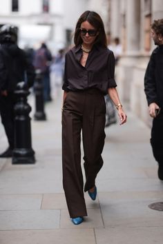 De bruine broek is het hoogtepunt van quiet luxury Street Style London, Travel Capsule, Fall Travel, Workwear Fashion, Quiet Luxury, Outfit Casual, Office Fashion, London Fashion, London Fashion Week