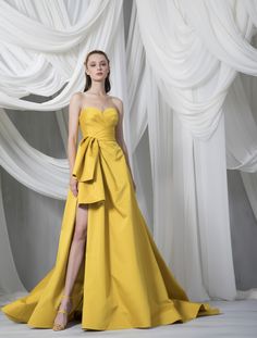 Strapless sweetheart Mango dress crafted from Taffeta silk, starring a cascading slit bustled at the waistline. Cheap Prom Dresses Online, Celebrity Style Dresses, Dress Engagement, Tony Ward, Sweetheart Prom Dress, Taffeta Dress, Korean Fashion Dress, A Line Prom Dresses, Prom Dresses Online