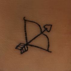 an arrow tattoo on the side of a woman's stomach is shown in black ink