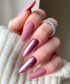 Chrome nails offer a mirror-like finish that's so striking at first glance. This nail trend blends high-shine glamour with a versatile style. Pink Chrome Nails, Chrome Nails Designs, Blush Nails, Nails Polish, Metallic Nails, Pink Nail, Nail Designs Glitter, Chic Nails, Chrome Nails