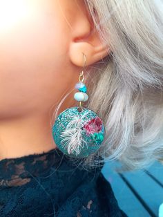 Les beaux jours sont là , avec un doux printemps .  Aimez vous les fleurs?   Voici des Boucles d'oreille pendantes , décorées avec des fleurs naturelles en relief et au dos ,se trouve un autre décor floral.  Ces boucles  d'oreille sont réalisées sur un disque de cuivre ciselé.  Style Bohème chic.    - Création artisanale, unique( 1 seul exemplaire.)   -Matières=  Perle de verre  ,fleurs naturelles, résine,cuivre. -Crochets   en métal doré,garanti sans nickel . Longueur= 5 cm Idée cadeau Fête des Whimsical Flower Charm Earrings For Gift, Whimsical Earrings For Spring Gift, Delicate Handmade Flower Earrings For Summer, Whimsical Spring Earrings For Gift, Bohemian Birth Flower Drop Earrings, Bohemian Gold Earrings With Birth Flower, Bohemian Gold Birth Flower Earrings, Bohemian Green Flower Charm Earrings, Bohemian Dangle Earrings For Spring