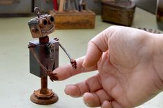 Hardware Art, Steampunk Ideas, Toy Wood, Recycled Art Projects, Robot Sculpture, Diy Robot, Pipe Lamp, Scrap Wood Projects, Junk Art