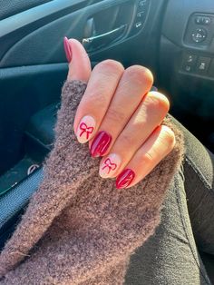 Fall nails / holiday nails / christmas nails / wine red nails December Vacation Nails, Neutral Christmas Nails Simple, Easy Holiday Nail Designs, Red Christmas Nails Designs, New York Christmas Nails, Cute Short Nails Christmas, Christmas Gel Nails Short Simple, Easy Nail Art Christmas, Ski Trip Nails