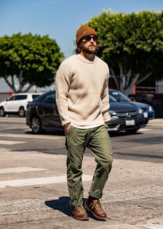 大人ミリタリーの正しいこなし方 | ファッションスナップ（メンズ） | LEON レオン オフィシャルWebサイト Mens Casual Outdoor Style, Patagonia Mens Outfit Style, Brown Vans Outfit Men, Fashion Men Outfits, Dad Style Outfits, Casual Wear Men, Norwegian Style Fashion, Men’s Outdoorsy Style, Men’s Fall Style