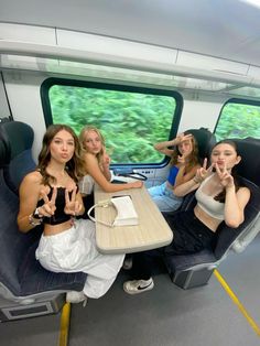 Train Trip With Friends, School With Friends Aesthetic, Trip Ideas For Friends, Traveling With Friends Aesthetic, Girl Trip Aesthetic, Train Photo Ideas, Train With Friends, Road Trip Gift Basket Ideas, Travel Goodie Bags