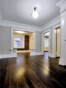 an empty living room with hard wood floors and white trim on the walls is shown