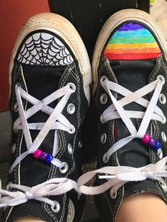 Writing In Converse, Beaded Converse Laces Ideas, Converse Designs Ideas Drawing, Rainbow Punk Aesthetic, Converse Shoes Laces Ideas, Drawing On Converse Ideas, Converse Shoe Laces Ideas, Converse Designs Ideas