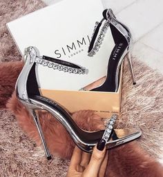 Sandália Prata de salto alto fino Diamond High Heels, Simmi Shoes, Sandals Gladiator, Shoes And Sandals, Silver High Heels, Prom Heels, Toe Post Sandals, High Heels Sandals, Prom Shoes