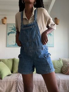 Short Denim Dungarees Outfit, Short Overalls Outfit Aesthetic, 80s Overalls Outfit, Summer Barista Outfit, Dungarees Outfit Aesthetic, Short Dungarees Outfit, Aesthetic Percy Jackson, Short Overalls Outfit, Overalls Outfit Aesthetic