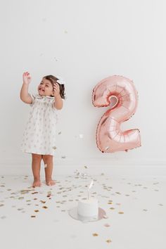 Smash the cake | ensaio com bolo Second Birthday Pictures, Second Birthday Photos, 2nd Birthday Photos, Mickey Safari, 2 Birthday Cake, Modern Cakes, Girl Birthday Themes