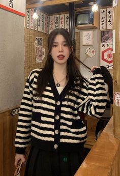 Match this over a basic top or wear it as a top for a cute and casual look. Wear this cardigan on your next museum date. V-neck Button-down Relaxed fit Museum Date, Tweed Cardigan, Fashion Chingu, Plaid Cardigan, Velvet Clothes, Loose Cardigan, Red Velvet Seulgi, Short Cardigan, Collar Cardigan