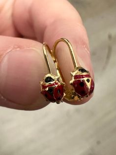 VINTAGE 18 KARAT GOLD LADYBUG LEVERBACK EARRINGS ♥ ♡ ♥ ♡ ♥ ♡ ♥ ITEM DESCRIPTION:  ‣ Measurements: 14.5mm x 5mm ‣ Backings: Leverback ‣ Material: 18 Karat Yellow Gold, Enamel  ‣ Condition: Excellent ‣ If you would like any additional details on the above item, we would be happy to help!!   ‣ All vintage items are professionally cleaned. Like new condition  ♥ ♡ ♥ ♡ ♥ ♡ ♥ SHIPPING INFORMATION: ‣ Item comes with free tracked regular shipping within Canada ‣ If you do wish to have a faster shipping o Ladybug Earrings, Vintage Gold Earrings, Yellow Gold Earrings, Leverback Earrings, Earrings Drop, Yellow Gold Earring, Gold Enamel, Earrings Vintage, Vintage Gold