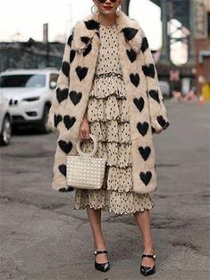 Women Long Coat, Streetwear Model, Black And White Outfit, Coat Classic, Plush Coat, Love Pattern, Classic Coat, Long Coat Women, Classic Coats