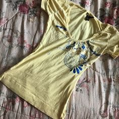 New Without Tags Originally Paid $59 Y2k 2000’s Deadstock Nostalgic Rocawear Yellow Tee Tshirt Size Medium. T2window Box? Or Box Next To Chicos. Y2k V Neck Top, Shirts With Patterns, Nostalgia 2000s Outfits, Yellow Tops Aesthetic, Off Shoulder Baggy Shirt, Yellow 2000s Outfit, Y2k Short Sleeve Spring Tops, Y2k Short Sleeve Tops For Spring, Y2k Style Short Sleeve Tops For Spring