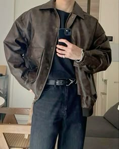 Mens Fashion European, Oversized Leather Jacket Outfits Men, Dark Academia Men Aesthetic, Academia Men, Brown Leather Jacket Outfit, 40s Mode, Europe Fits, Look 80s, Leather Jacket Outfit Men