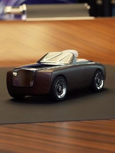 Rolls-Royce Launches Collectible Miniature Sculpture of Its Open-Top Car Exclusive Cars, Trendy Home Decor, Decor Essentials, Top Cars, Royce, Rolls Royce, Car Ins, Home Decor Accessories, Signature Style