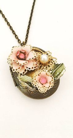 Bronze locket. Rustic flowers and leaves. Pretty to wear Elegant Handmade Antique Gold Locket Necklace, Vintage Pendant Necklace With Flower Charm, Vintage Flower Charm Pendant Jewelry, Vintage Jewelry With Flower Charm And Pendant, Vintage Pink Oval Pendant Jewelry, Vintage Gold Flower Necklace For Wedding, Vintage Cameo Locket Necklace For Wedding, Vintage Flower Pendant Jewelry With Vintage Charm, Vintage Brass Flower Jewelry