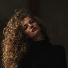 Hair Movement Reference, Old Money Curly Hair, Curly Hair Editorial, Fluffy Blowout, Curly Hair Models, Beyonce Curly Hair, Curly Hair Photoshoot, Dark Curly Hair