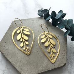 Gold Leaf Hoop Earrings Calathea Makoyana Earrings - Etsy Earrings For Bridesmaids, Calathea Makoyana, October Jewelry, Plant Jewelry, Minimal Gold, Statement Drop Earrings, Lightweight Earrings, The Circle, Stunning Earrings