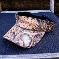 Jazz up your dread style with this snazzy snakeskin print visor cap! Featuring a leather strap with buckle closure at the back, you'll be rocking it like nobody's business - no snake charmer necessary 🐍 One size - adjustable. Materials: Cotton, polyester and leather.