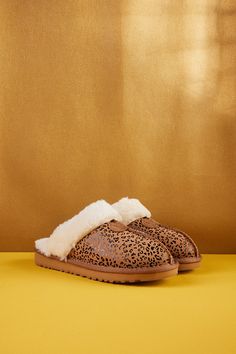 Indulge in ultimate comfort and style with the SMAIBULUN Ugg | Stefanie Leopard Faux Fur Slipper! This slipper's luxurious faux fur lining offers cozy warmth, while the leopard print adds a touch of wild elegance. Enjoy every step with the perfect blend of fashion and relaxation. 0.59'' heel Slip-on Upper: 100% Suede upper Lining: 65% Faux fur, 35% Wool Rubber sole Feature: Lightweight, ultra-soft faux fur lined, anti-skid rubber sole. Leopard Uggs, Reindeer Headband, Faux Fur Slippers, The Leopard, Fur Slippers, Dress Jewelry, Rubber Sole, Leopard Print, Faux Fur