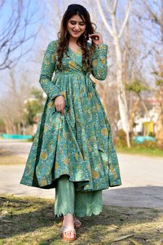 डिजाइनर कपड़े, Stylish Kurtis Design, Angrakha Style, Simple Frocks, Simple Kurti Designs, Frock For Women, Long Kurti Designs, Fancy Kurti