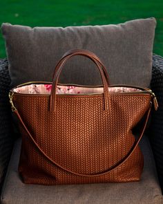 Herringbone Leather Bag, Premium Leather Handbags, Aesthetic Handbags, Handbags Aesthetic, Cognac Leather Bag, Handbag Aesthetic, Leather Tote Bag Designer, Leather Tote Handbags, Organization Closet