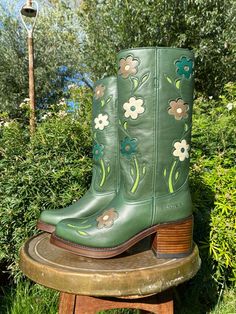 These flower boots in Green are handcrafted in Spain. Our boots are made of the finest leather, and over time will adjust and mould to fit your feet perfectly. Our boots compliment any style, whether you’re a 70s vintage babe, a Bohemian soul, a Western cowgirl, or just looking to spice up your style! These boots are a statement, investment piece that will elevate any outfit. The boots are true to size, but if in doubt we recommend sizing up. Measurements Taken at size 39 Heels: 6.5cm / 2.56 inc Green Leather Boots, Flower Boots, Camila Morrone, Bohemian Soul, Green Boots, Embroidered Boots, Flower Style