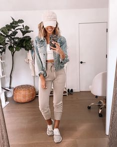 Moms In 30s Outfits, Casual On The Go Outfits, Hot Mom Outfits Spring Casual, Mum Fashion Summer, Chilly Summer Day Outfit, Field Day Outfit Mom, Mom Athleisure Style Summer, Sport Mom Outfit, Postpartum Outfits Spring